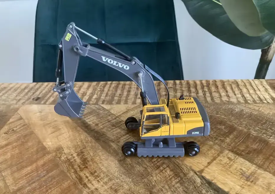 Zabawka metalowa koparka Volvo Siku — praca twórcy Adorostoria na Freshwall Marketplace
