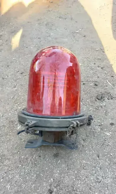 Zabytkowa czerwona lampa ostrzegawcza — praca twórcy Sylwester na Freshwall Marketplace
