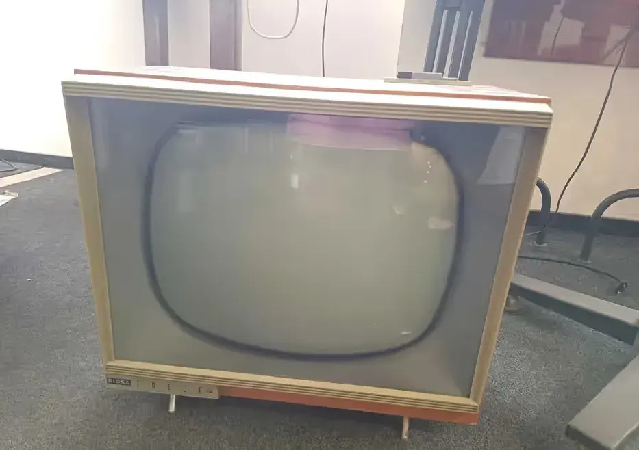Zabytkowy telewizor lampowy DIORA TOSCA — praca twórcy Piotrkowska81LDZ na Freshwall Marketplace