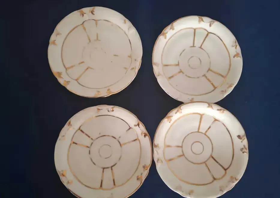 Zestaw starych porcelanowych spodków talerzyków — praca twórcy Joanna na Freshwall Marketplace