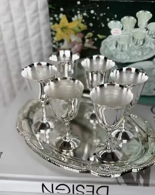 Zestaw vintage, srebrzony, do aperitifu i sznapsa w oryginalnym pudełku — praca twórcy Nela Picks Antiques na Freshwall Marketplace