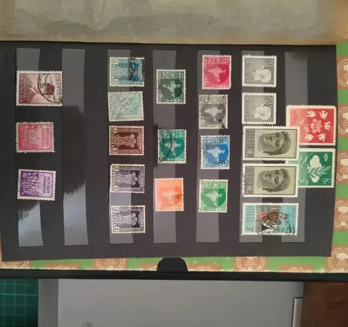Znaczki zagraniczne kasowane odklejane około 1950 #56 — praca twórcy Janek i Mirjam na Freshwall Marketplace