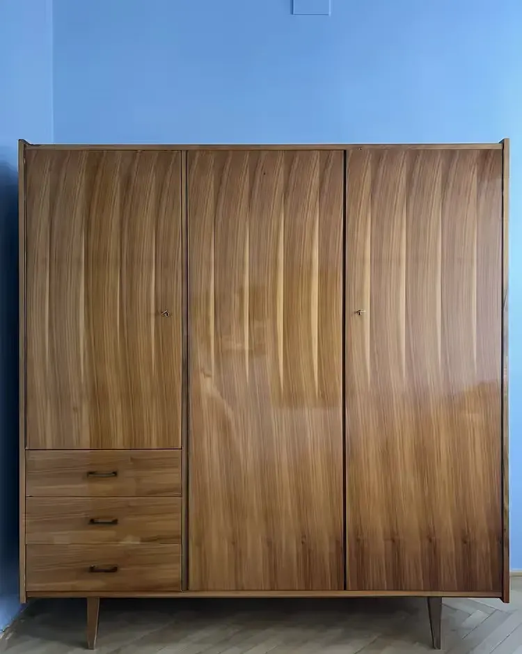 Niemiecka Szafa Vintage — praca twórcy Zofia Anna na Freshwall Marketplace