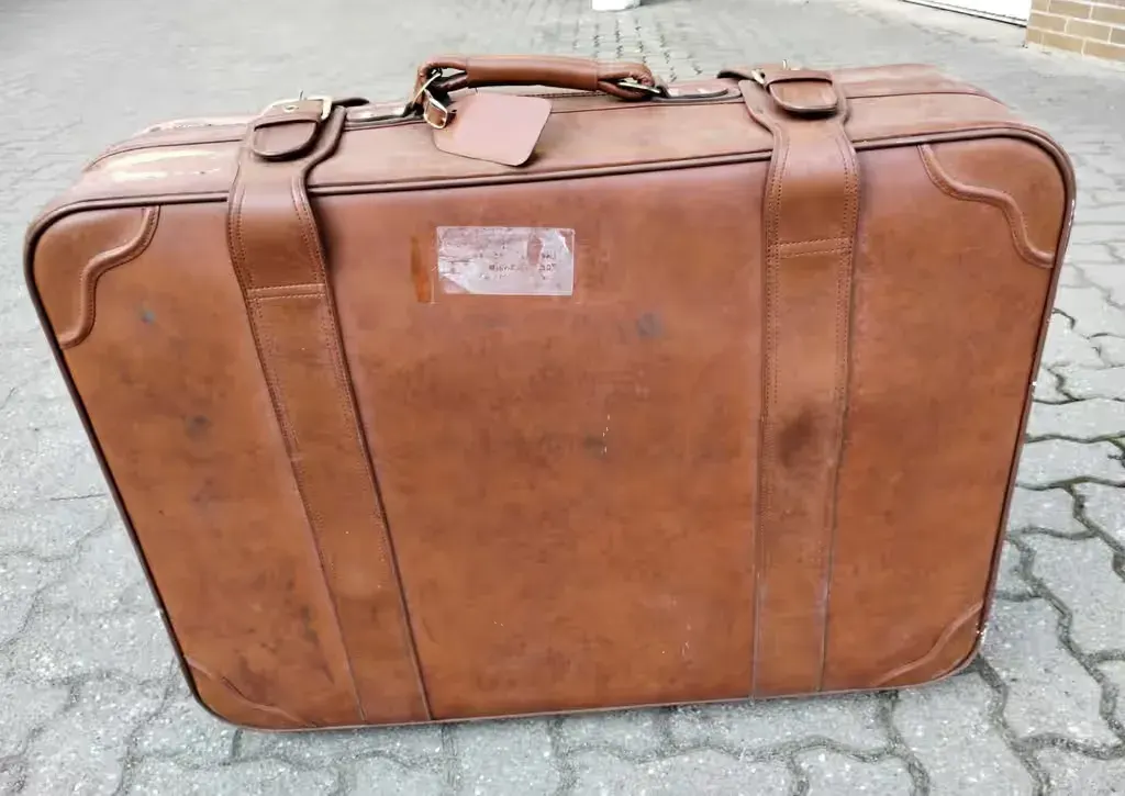 Skóra ekologiczna walizka vintage brązowa retro, dekoracyjna — praca twórcy Jerzy na Freshwall Marketplace