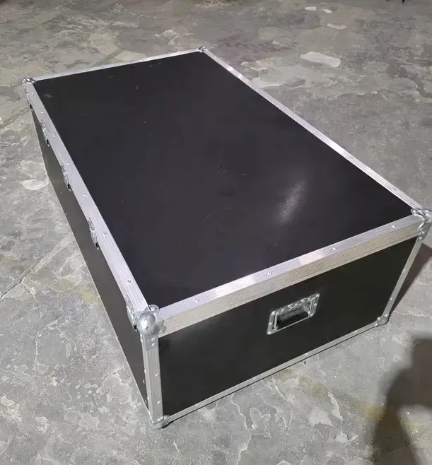 Kufer transportowy flight case na kółkach (4 sztuki) — praca twórcy Wojciech P. na Freshwall Marketplace