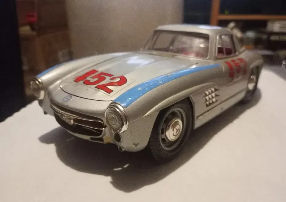 Mercedes-Benz 300 SL - srebrny #452, złom modelarski Bburago 1:18 1/18 — praca twórcy Zofia M. na Freshwall Marketplace
