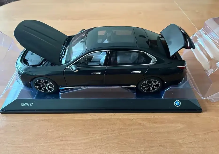 BMW i7 7 G70 1:18 Dealer Edition — praca twórcy Igor J. na Freshwall Marketplace