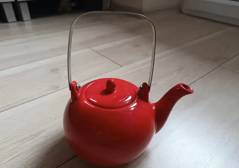 Czerwony imbryk na herbatę vintage — praca twórcy Wojciech J. na Freshwall Marketplace