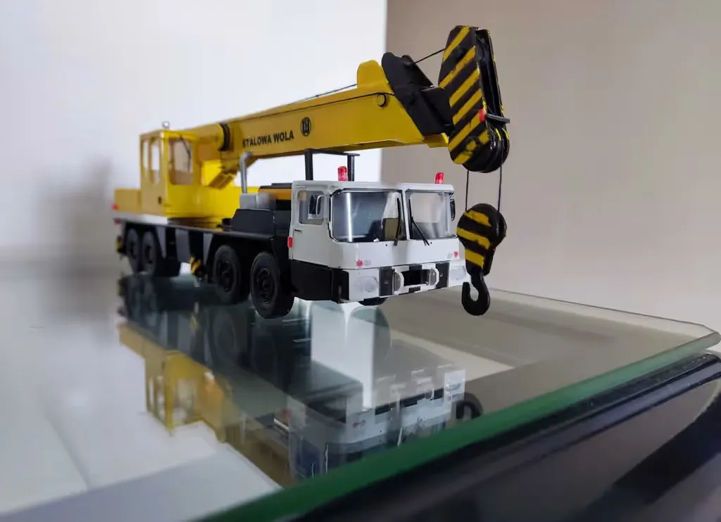 Kultowe ciężarówki dźwig Hydros T 321 — praca twórcy Natalia P. na Freshwall Marketplace