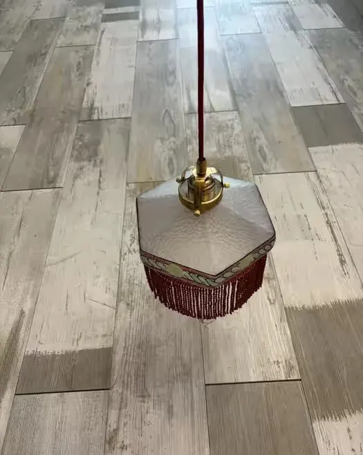 Stara lampa wisząca z kloszem — praca twórcy Andrzej na Freshwall Marketplace