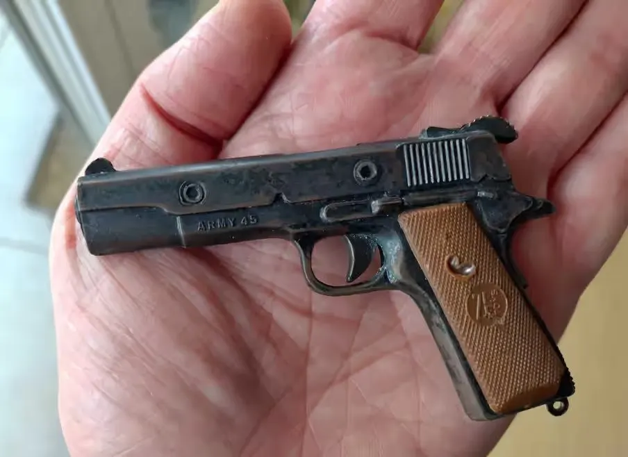 Zylmex Zee Toys N. 1115 Colt M1911 A1, Metalowa miniatura pistoletu — praca twórcy Artur na Freshwall Marketplace