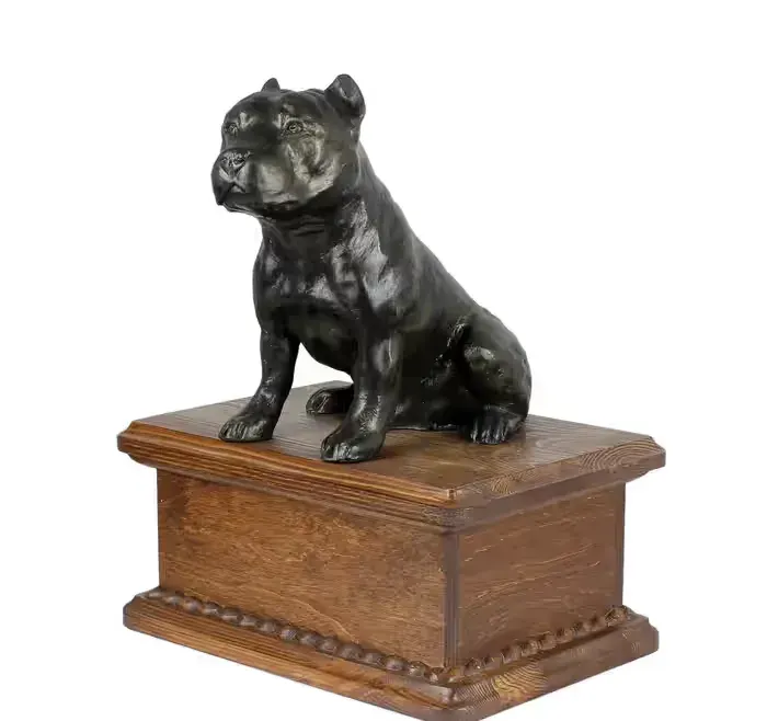 Amerykański Staffordshire terrier niska urna z siedzącą figurką z żywicy Art-Dog — praca twórcy Krzysztof Liszka na Freshwall Marketplace