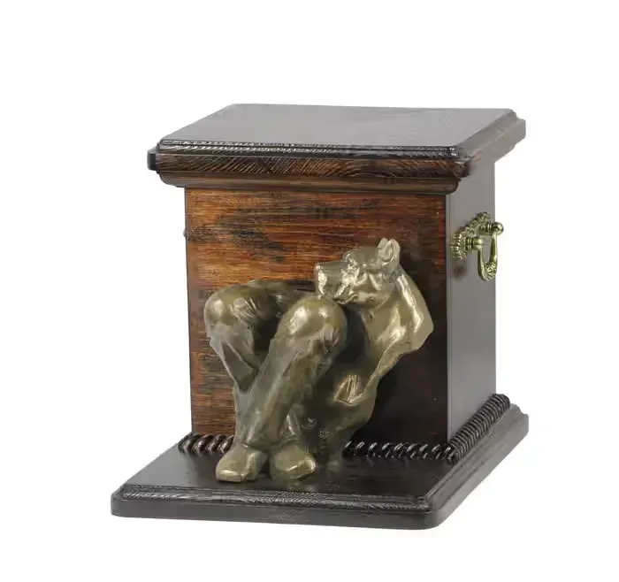 Amerykański Staffordshire terrier urna wykonana z drewna z psem Art-Dog — praca twórcy Krzysztof Liszka na Freshwall Marketplace