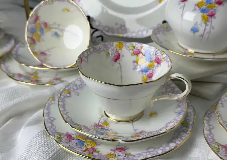 Królewska porcelana PARAGON „Summer Roses” z lat 30. – Unikatowy wzór kwiatowy (18 elementów) — praca twórcy Dariusz na Freshwall Marketplace