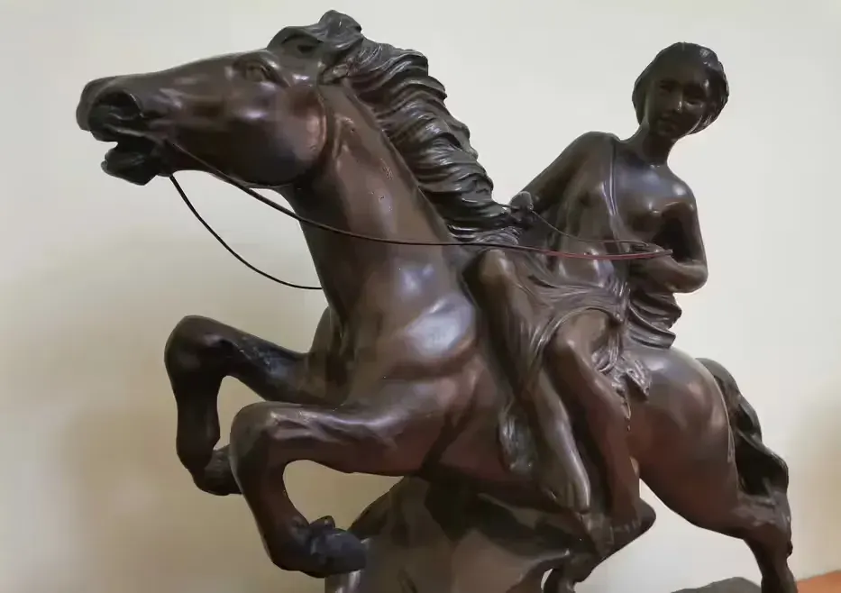 Rzeźba figuralna "Déesse à Cheval"  druga połowa XIX wieku — praca twórcy Vintage side na Freshwall Marketplace