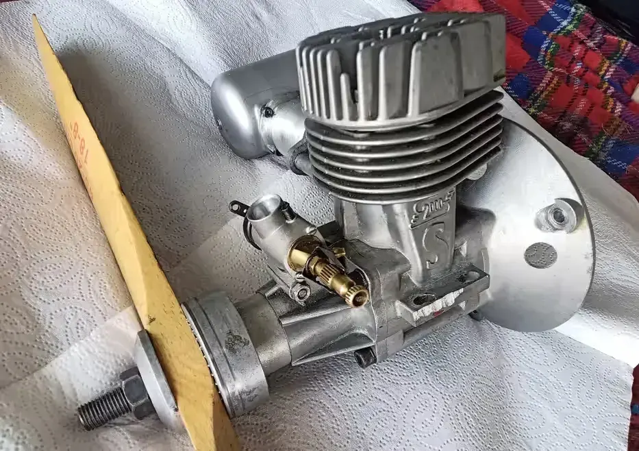 Silnik RC modelarski Super Tigre S2000 25ccm — praca twórcy Konrad na Freshwall Marketplace