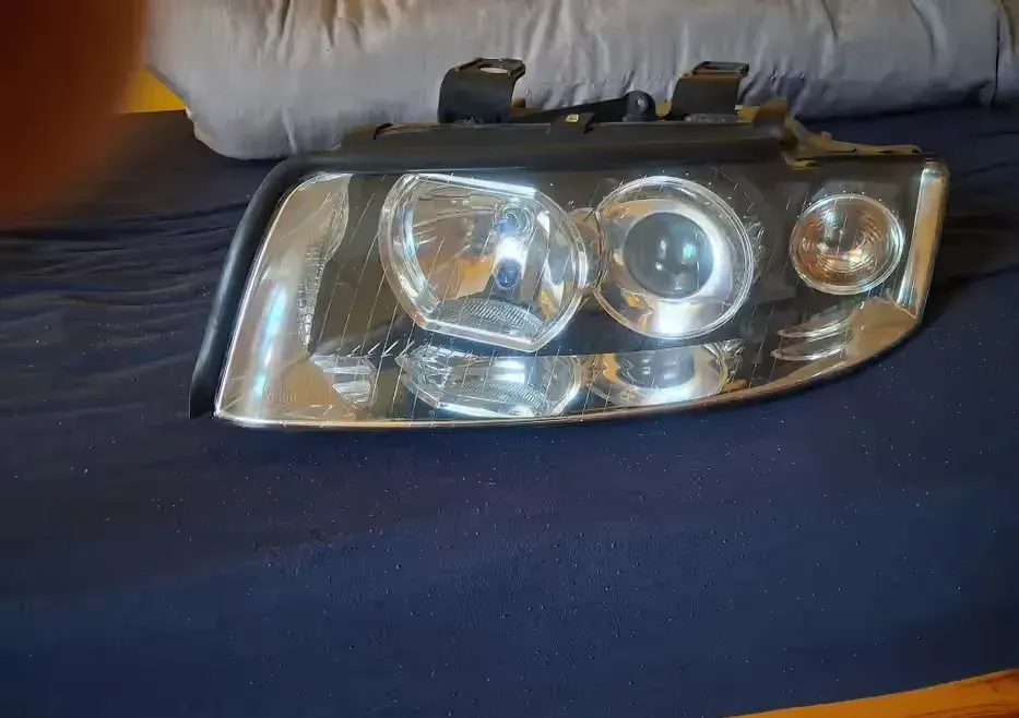 Sprzedam Lampa waleo halogenowa od a4 b6 lewa — praca twórcy Tomasz na Freshwall Marketplace