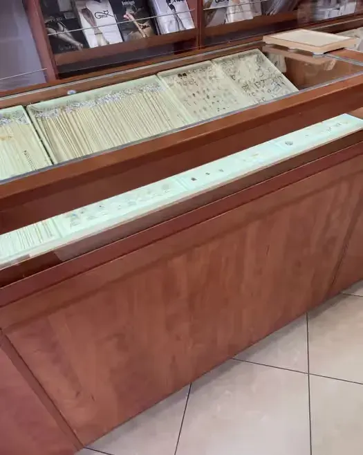 Sprzedam meble do salonu jubiler — praca twórcy Andrzej na Freshwall Marketplace