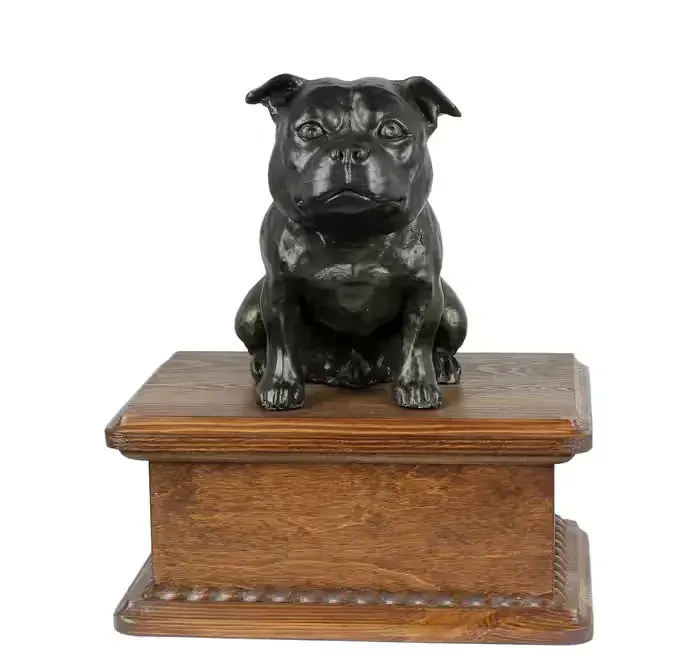 Staffordshire Bull Terrier niska urna z siedzącą figurką z żywicy Art-Dog — praca twórcy Krzysztof Liszka na Freshwall Marketplace