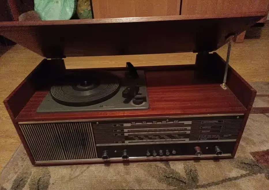 Zabytek PRL! Radio z gramofonem HARFA DML-353 Unitra Diora | Stan BDB, Sprawny, Kolekcjonerski, Vintage — praca twórcy Damian na Freshwall Marketplace