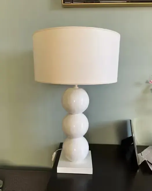 Biała lampa dekoracyjna — praca twórcy Mateusz na Freshwall Marketplace