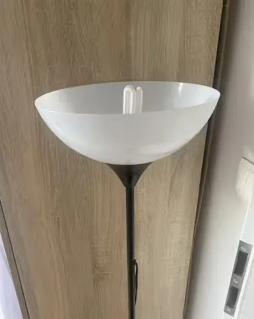 Czarna lampa stojąca — praca twórcy wiktoriaczyz13 na Freshwall Marketplace