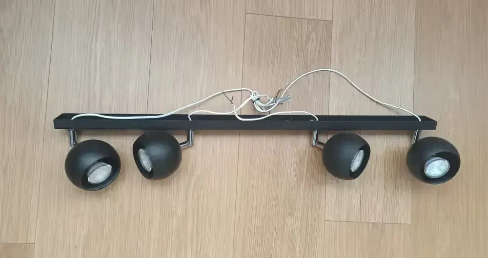 Lampa 4-ro punktowa — praca twórcy Adrian na Freshwall Marketplace