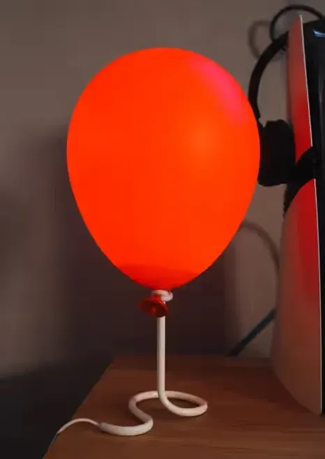 Lampa dekoracyjna stojąca balonik USB z filmu "TO" — praca twórcy Tomasz na Freshwall Marketplace