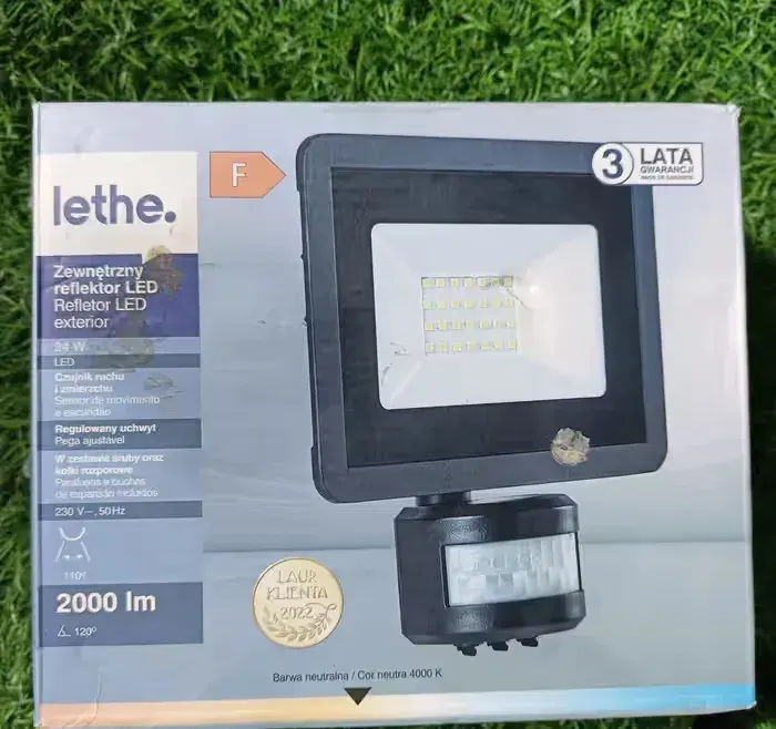 Lampa halogenowa LED reflektor zewnętrznny — praca twórcy Maja na Freshwall Marketplace