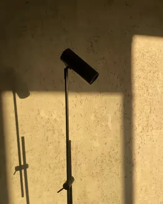 Lampa podłogowa Cassandra czarna – Westwing – stan bardzo dobry — praca twórcy Paula na Freshwall Marketplace