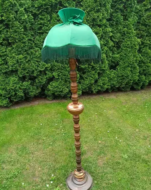 Lampa podłogowa mosiężna zielony abażur z frędzlami — praca twórcy Agnieszka na Freshwall Marketplace