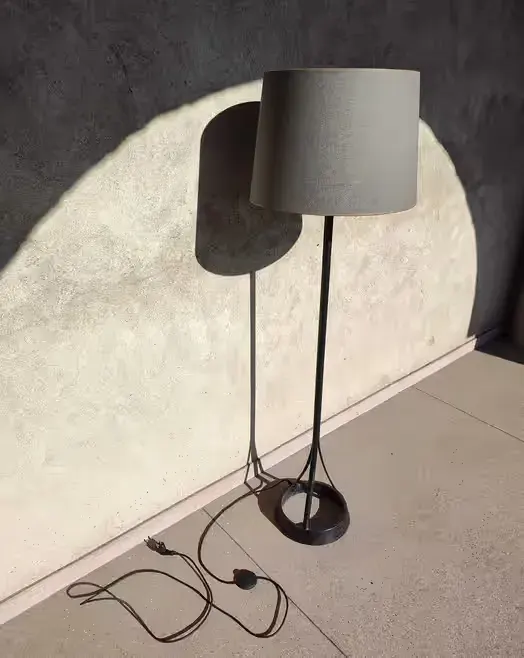 Lampa podłogowa piękna industrialna minimalistyczna solidna — praca twórcy Aleksandra na Freshwall Marketplace