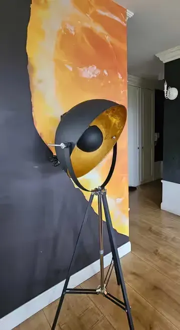 Lampa stojąca czarno-złota — praca twórcy Agata na Freshwall Marketplace