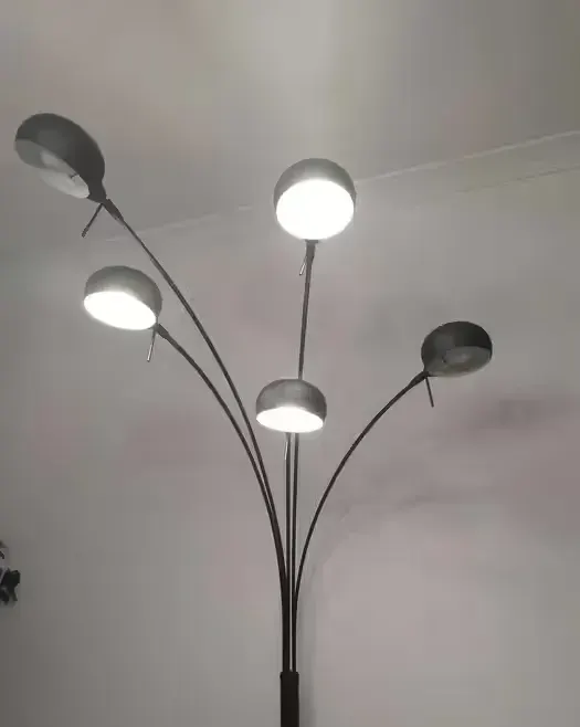Lampa stojąca duża czarna — praca twórcy Ula na Freshwall Marketplace