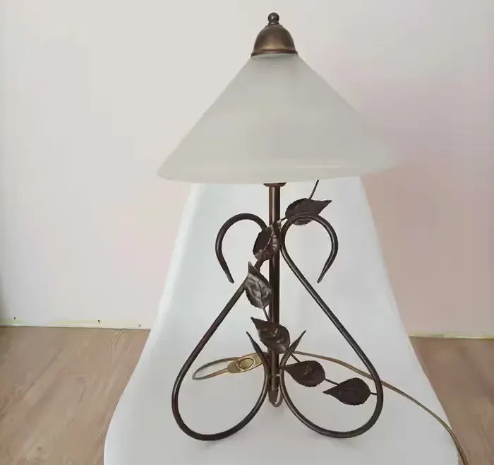 lampa stojąca na komodę — praca twórcy iwona na Freshwall Marketplace