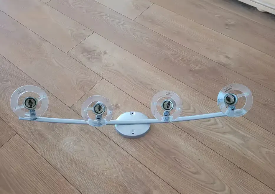 Lampa sufitowa  4 reflektory — praca twórcy Iga na Freshwall Marketplace