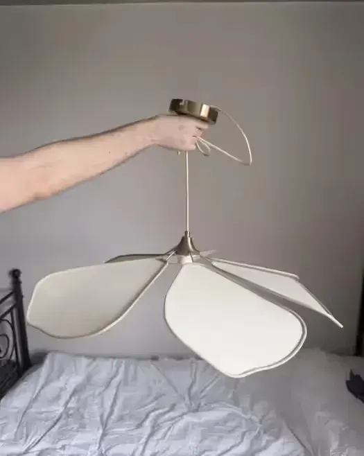 Lampa sufitowa rustykalna kwiat z plotna zlote elementy unikat — praca twórcy Miłosz Miotk na Freshwall Marketplace