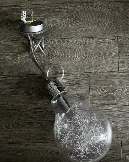 Lampa sufitowa - żarówka — praca twórcy Kamil na Freshwall Marketplace