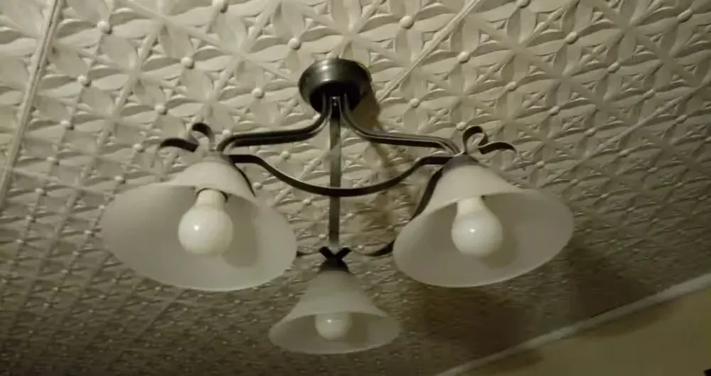 Lampa sufitowa, żyrandol z żarówkami oszczednosciowymi — praca twórcy Huba Buba na Freshwall Marketplace