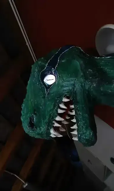 Lampa w kształcie głowy dinozaura/smoka – rękodzieło, sterowanie RGB — praca twórcy Magdalena na Freshwall Marketplace
