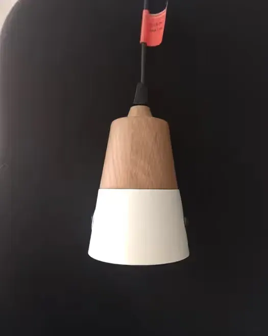 Lampa wisząca na długim przewodzie — praca twórcy Sylwek na Freshwall Marketplace