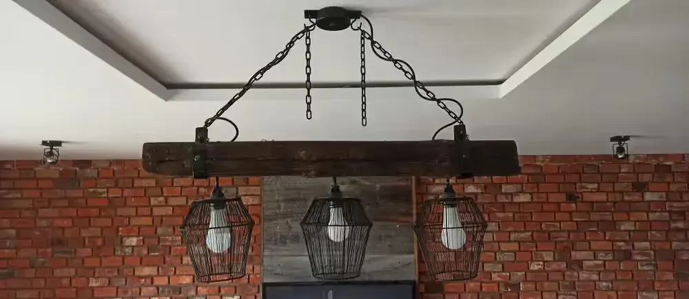 Lampa / żyrandol LOFT, wykonane z drewnianej belki — praca twórcy JJ na Freshwall Marketplace