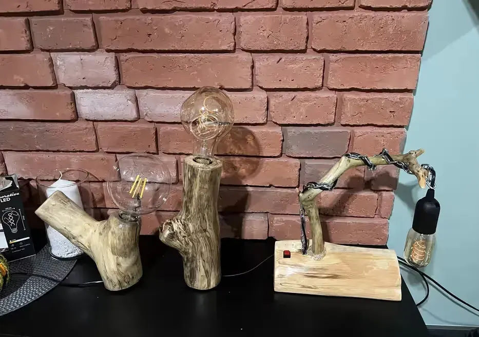 Lampka nocna wykonana z drewna — praca twórcy Dominik na Freshwall Marketplace