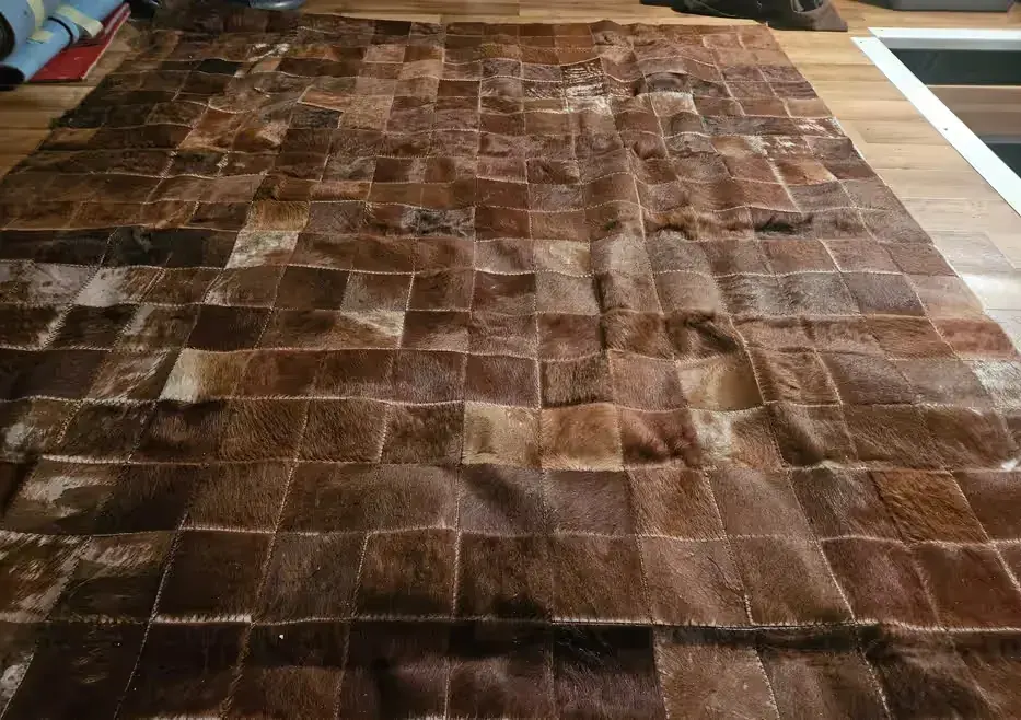 Skórzany dywan ze skóry naturalnej 170x240 cm IKEA KORNUM – do renowacji — praca twórcy Katarzyna na Freshwall Marketplace