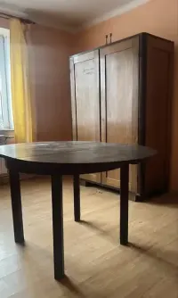 100 letnia szafa i stół — ujęcie 3