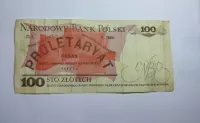 100 zł PRL z nierównym marginesem. — ujęcie 2