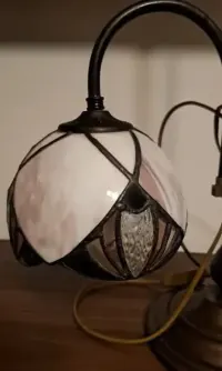 42-B/26  Stara lampka witrażowa biurkowa — ujęcie 2