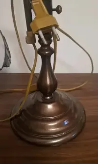 42-B/26  Stara lampka witrażowa biurkowa — ujęcie 3