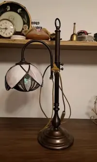 42-B/26  Stara lampka witrażowa biurkowa — ujęcie 4