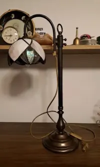42-B/26  Stara lampka witrażowa biurkowa — ujęcie 5